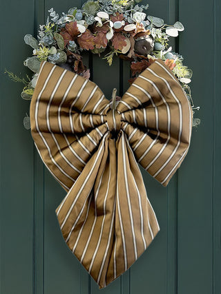 oversized bow on wreath
