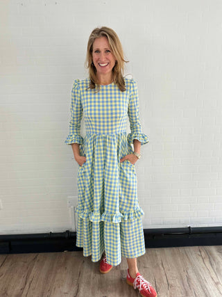 woman wearing dress with pockets