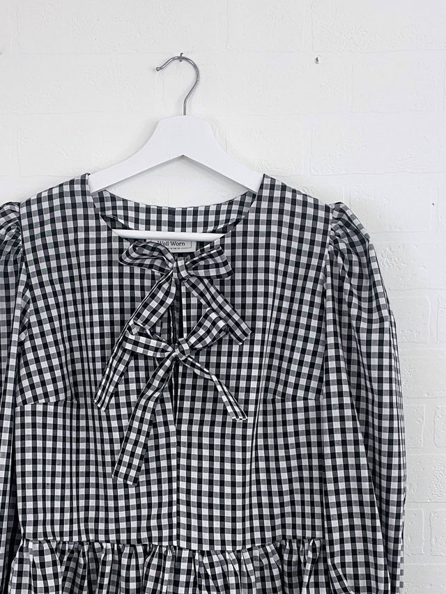 The Well Worn black and white bow top detail