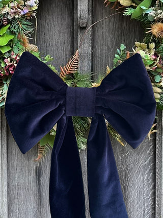 detail-velvet-bow-on-wreath-door
